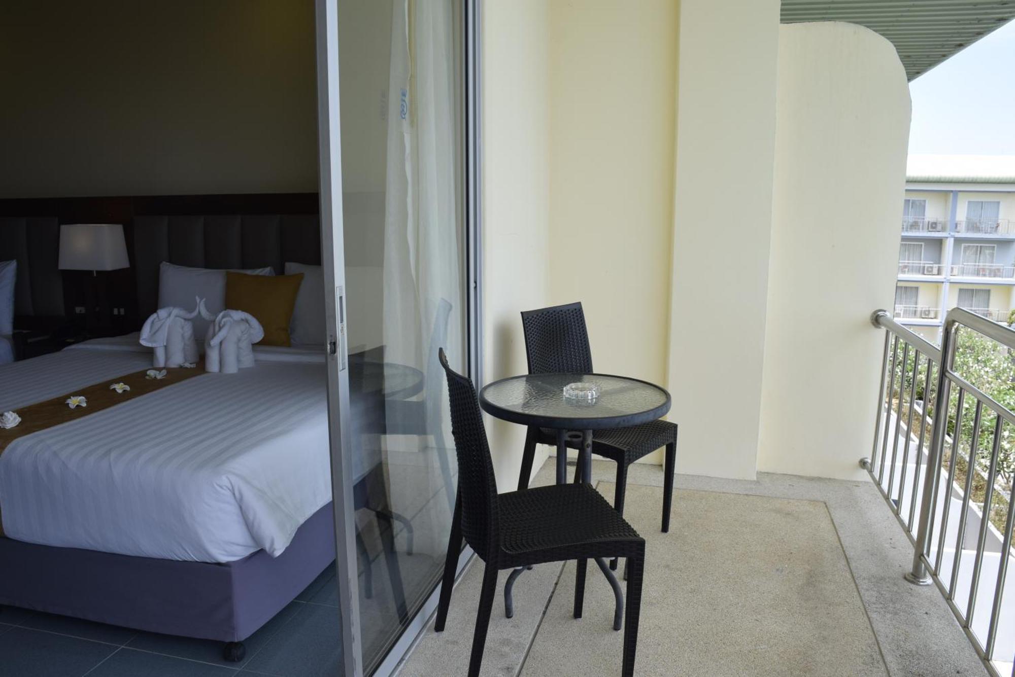Blue Beach Grand Resort And Spa In Chalong Phuket By Dayuu Ban Saiyuan Esterno foto