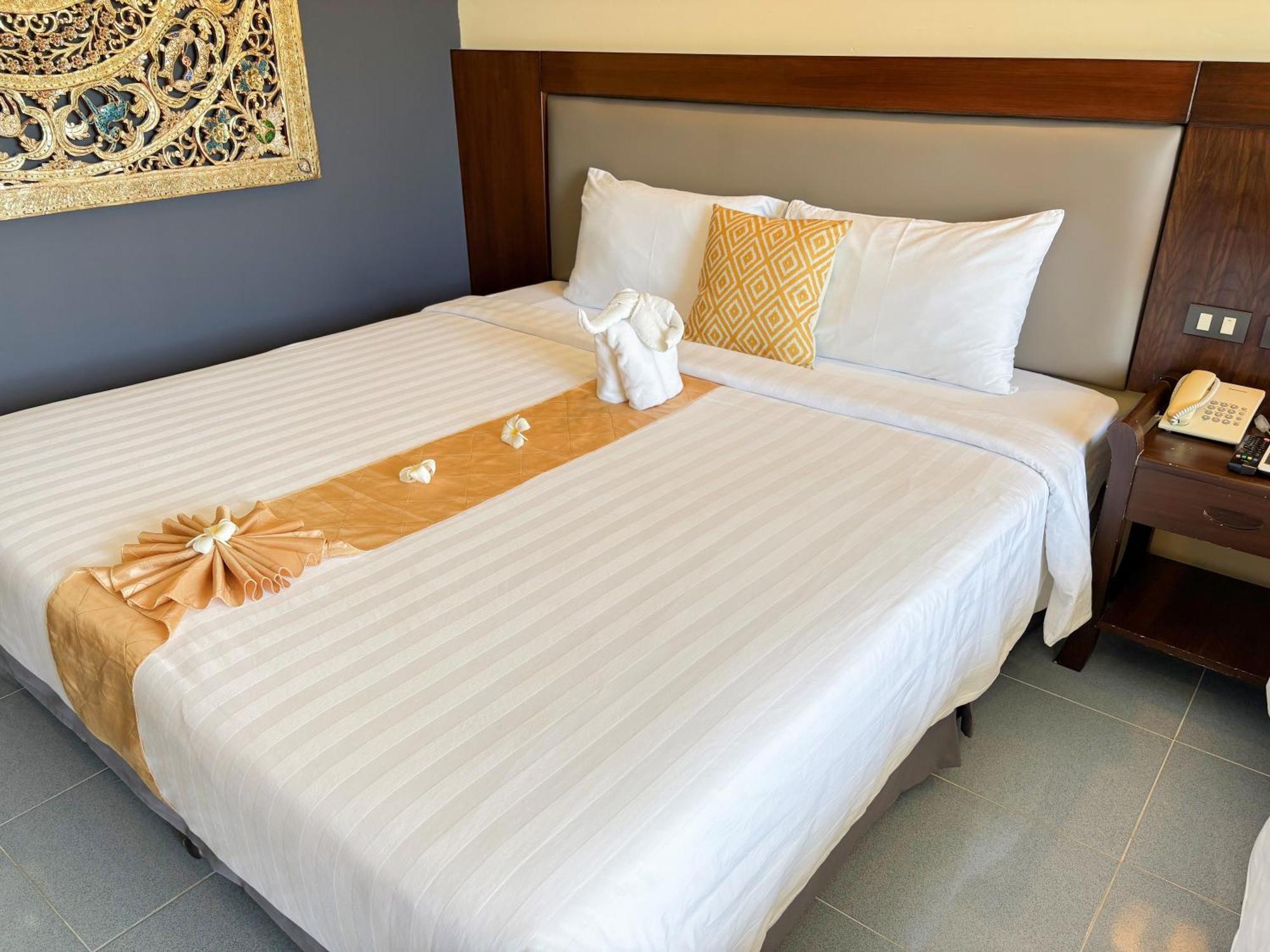 Blue Beach Grand Resort And Spa In Chalong Phuket By Dayuu Ban Saiyuan Esterno foto
